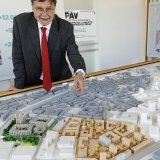 L'ancien conseiller d'Etat Robert Cramer, actuel président de la Fondation du PAV, montre la maquette du quartier Acacias 1.